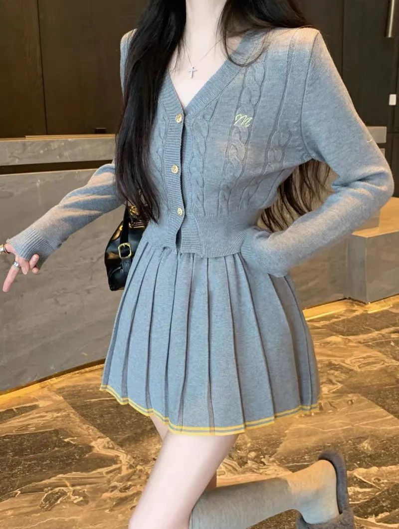 Early autumn new retro college style suit for women French V-neck short knitted cardigan top sexy pleated skirt