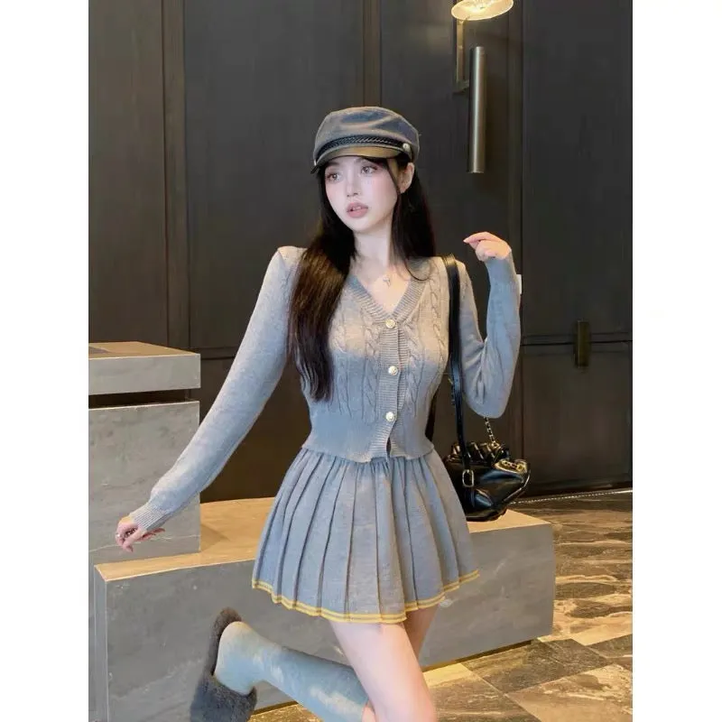 Early autumn new retro college style suit for women French V-neck short knitted cardigan top sexy pleated skirt