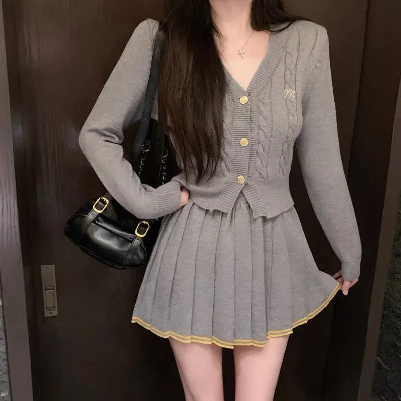 Early autumn new retro college style suit for women French V-neck short knitted cardigan top sexy pleated skirt