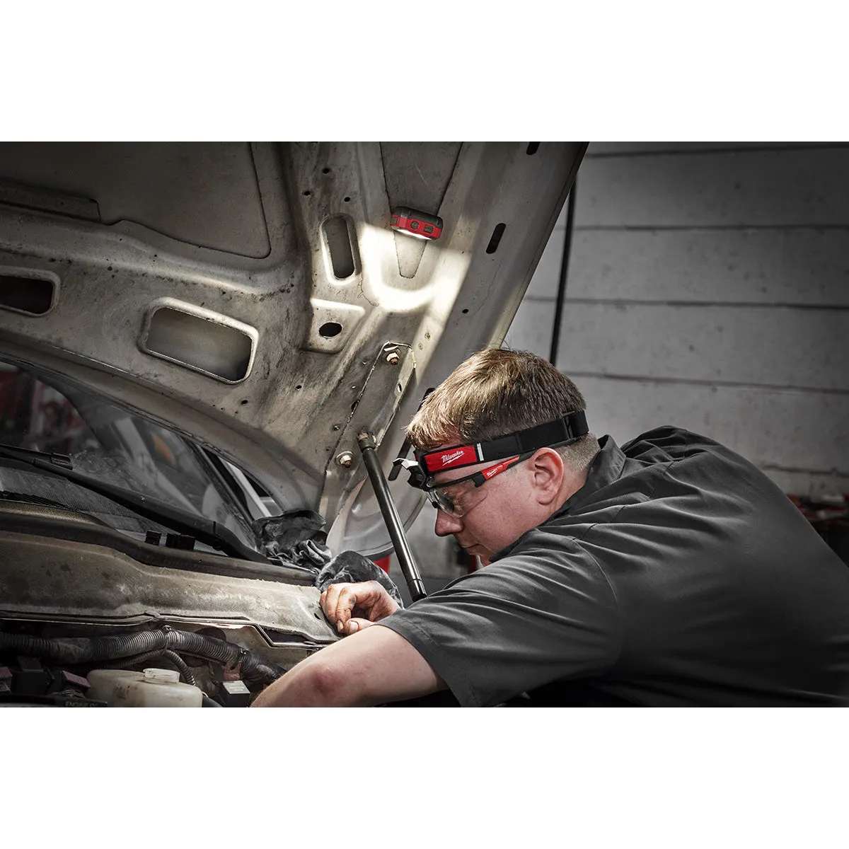 Milwaukee 2012R - Rechargeable Magnetic Headlamp And Task Light