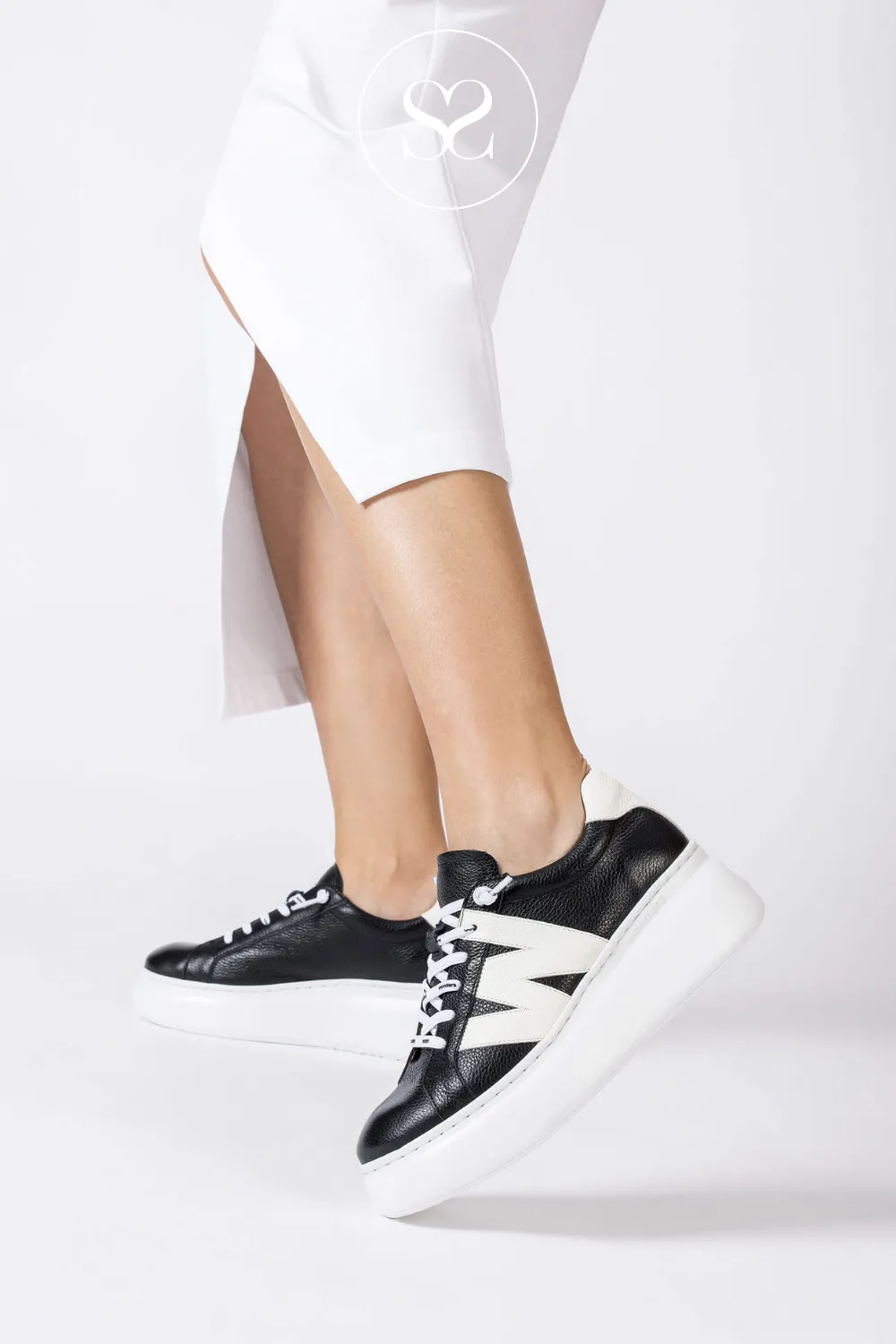 WONDERS A-2476 BLACK LEATHER WEDGE PULL ON TRAINERS